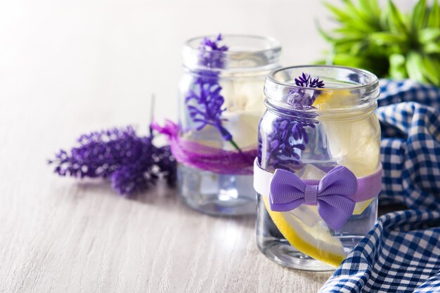 Bebida de lavanda limonada na mesa de madeira branca