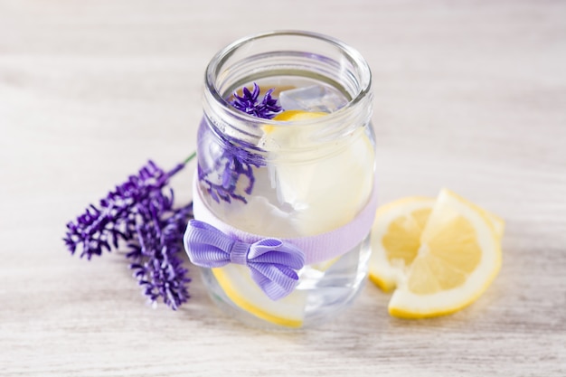 Bebida de lavanda limonada na mesa de madeira branca