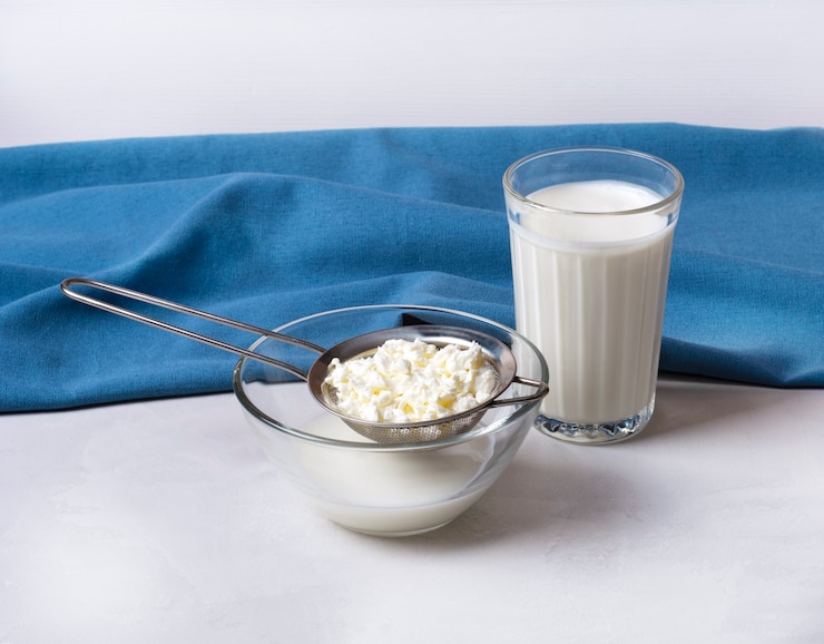 Foto bebida de leite fermentado com kefir com grãos de kefir.