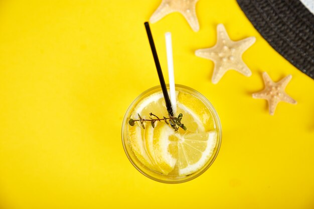 Bebida de limonada, chapéu e estrela do mar