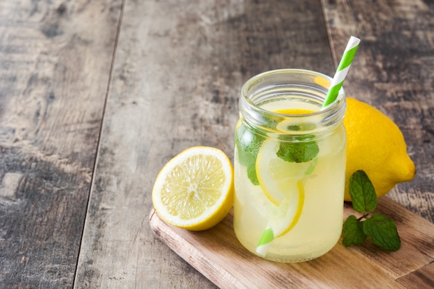 Bebida de limonada em um copo de vidro na madeira Copyspace