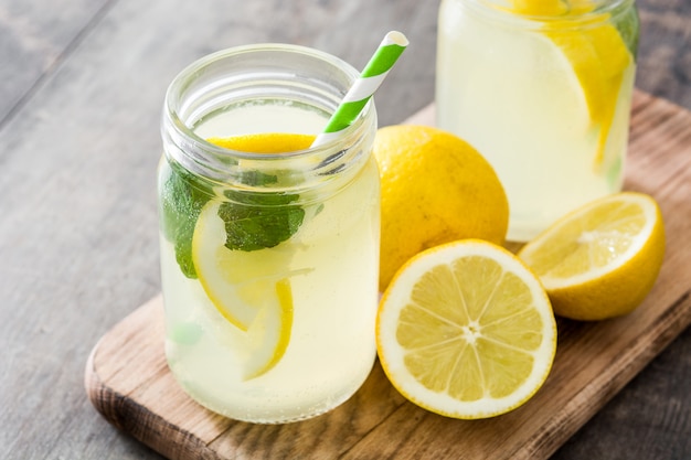 Bebida de limonada em um copo de vidro na madeira