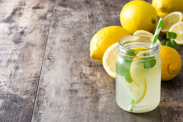 Bebida de limonada em um copo de vidro no espaço de cópia de madeira