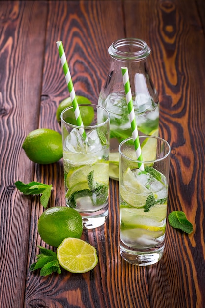 Bebida de limonada em uma mesa de madeira