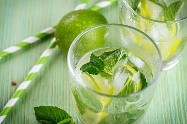 Bebida de limonada em uma mesa de madeira