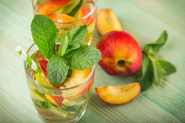 Bebida de limonada em uma mesa de madeira