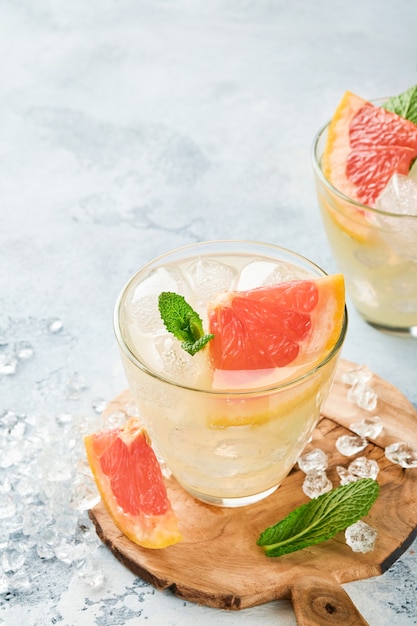 Bebida de limonada feita de toranja, água com gás e folhas de hortelã