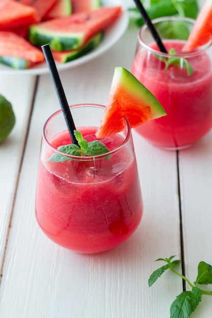 Bebida de melancia com hortelã e gelo. Bebidas geladas. Verão. Alimentação saudável. Comida vegetariana.
