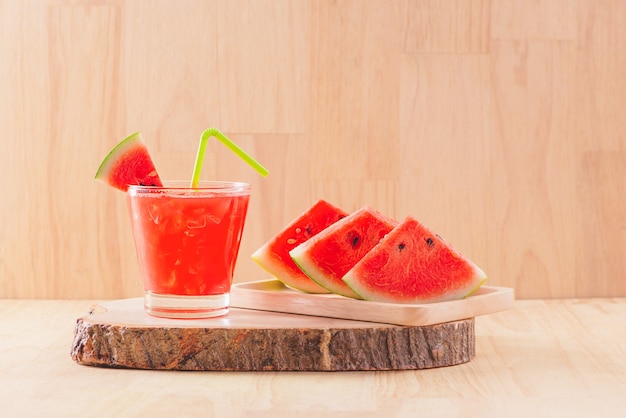Bebida de melancia em copos com fatias de melancia no verão