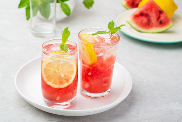 Bebida de mojito de melancia para matar a sede e resfriar