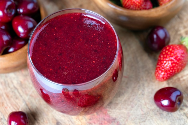 Bebida de morango e cereja feita de bagas esmagadas