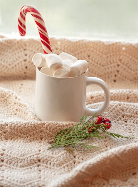 bebida de natal com marshmallows em um copo branco