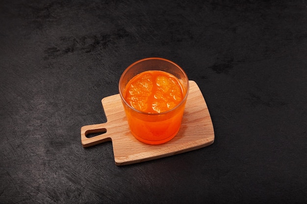 Bebida de raspadinha de laranja com suco natural. Gelo raspado doce ou Granizado Espanhol em vidro transparente