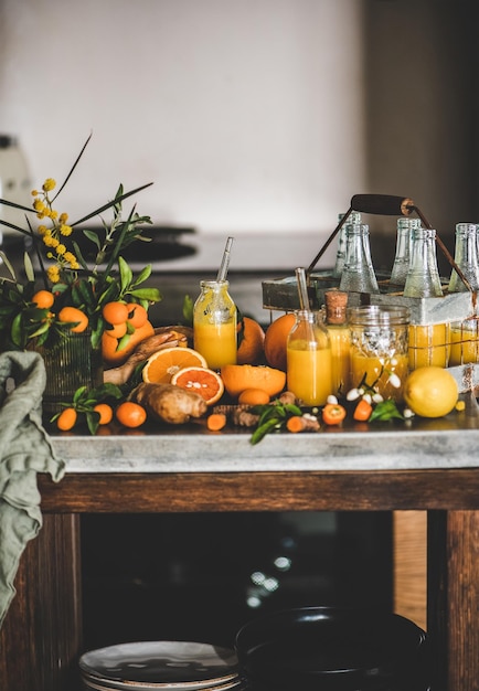 Bebida de reforço imunológico de vitamina de frutas frescas no balcão da cozinha