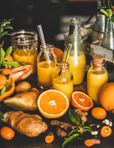 Bebida de reforço imunológico de vitamina de frutas frescas sobre o balcão da cozinha closeup