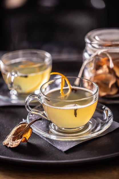 Foto bebida de uísque hot toddy com pêra seca vinho quente aromatizado com cravo e casca de laranja