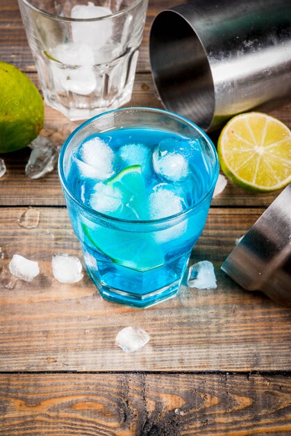 Bebida de verão colorido, gelado azul lagoa álcool cocktail bebida com limão e hortelã