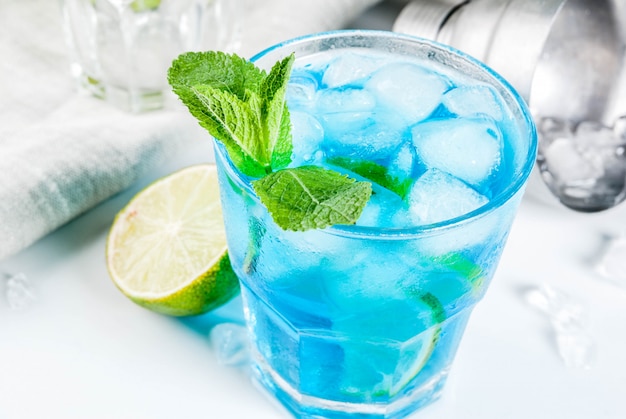 Bebida de verão colorido, gelado azul lagoa álcool cocktail bebida com limão e hortelã