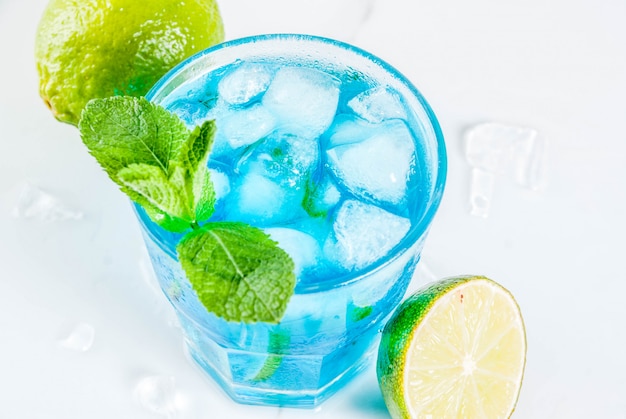 Bebida de verão colorido, gelado azul lagoa álcool cocktail bebida com limão e hortelã