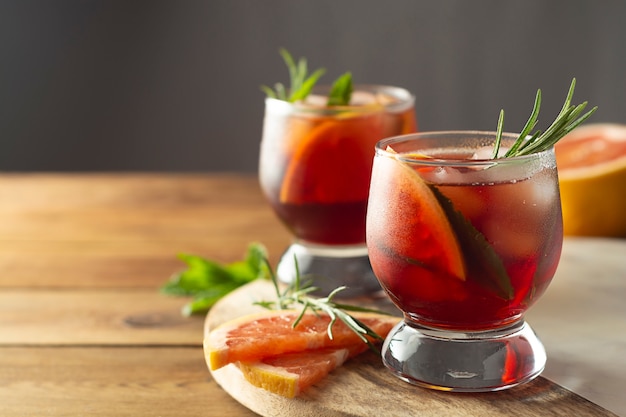 Bebida de verão. frutas refrescantes cocktail frio. mesa de madeira.