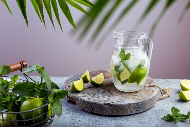 Bebida de verão, limonada com limão e hortelã