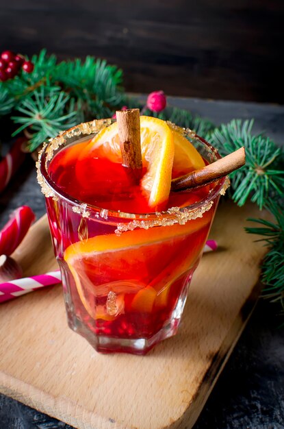 Bebida de vinho quente quente com laranja e decorações de Natal