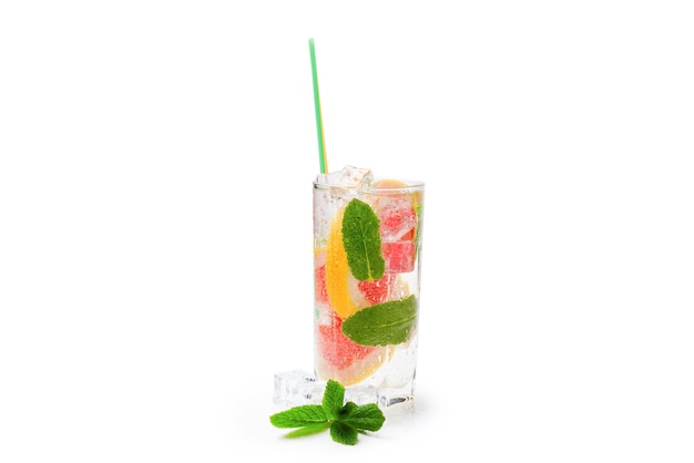 Bebida de desintoxicación de verano con frutas frescas en frasco de vidrio