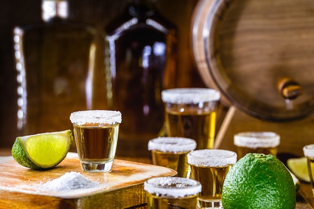 Bebida destilada con sal y limón. Vaso de tequila, bebida típica mexicana en un bar. Día Internacional del Tequila.