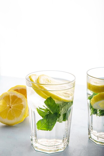 Bebida detox de hielo de limón y menta o mojito con color primaveral