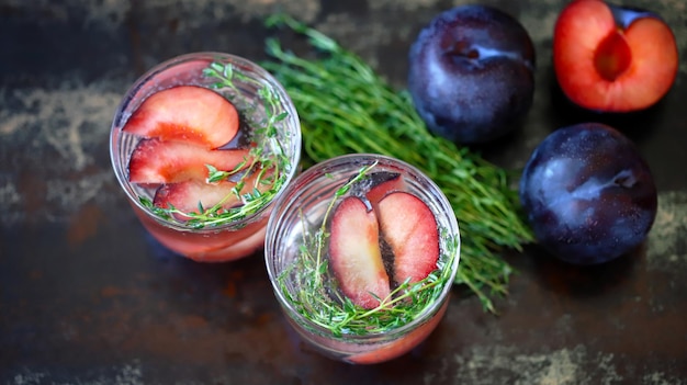 Bebida detox con tomillo y ciruela Cóctel refrescante de verano