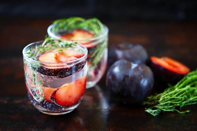 Bebida detox con tomillo y ciruela Cóctel refrescante de verano