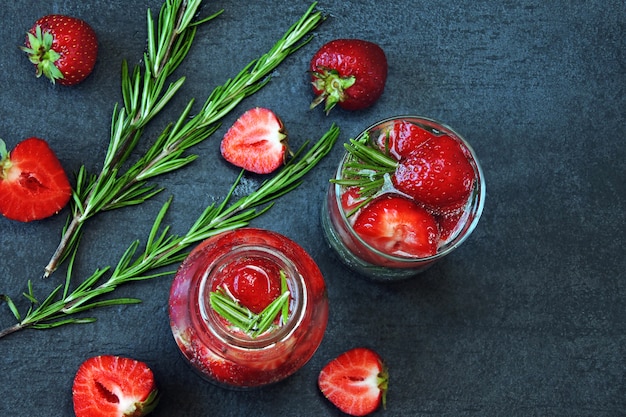 Bebida detox de verano con fresas y romero. Limonada de fresa. Dieta ceto. Bebidas de ceto.