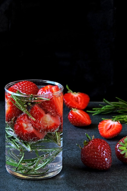 Bebida detox de verano con fresas y romero. Limonada de fresa. Dieta ceto. Bebidas de ceto.