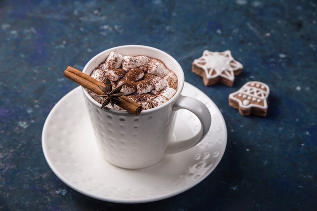 Foto bebida doce de cacau com marshmallows e biscoitos de gengibre