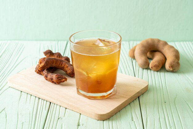 Bebida doce deliciosa suco de tamarindo e cubo de gelo