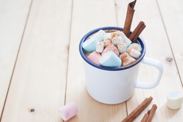 Bebida doce, estilo de vida de inverno. Chocolate quente com marshmallows e paus de canela