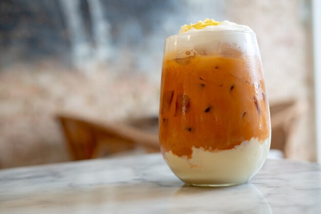 Bebida dulce de milkshank té tailandés en el vaso de refresco