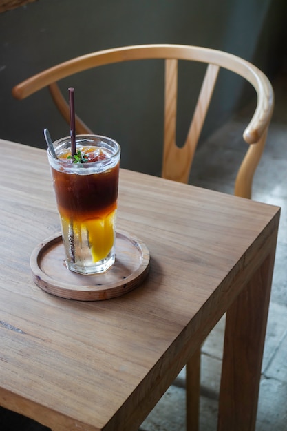 Bebida de durazno helado y café negro