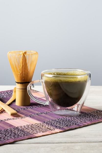 Bebida e acessórios de chá verde matcha. conceito de cerimônia do chá japonês.