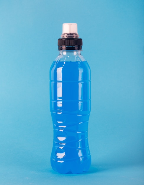 Bebida energética isotónica. Botella con líquido transparente azul