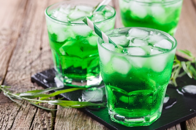 Bebida de estragón verde con cubitos de hielo,