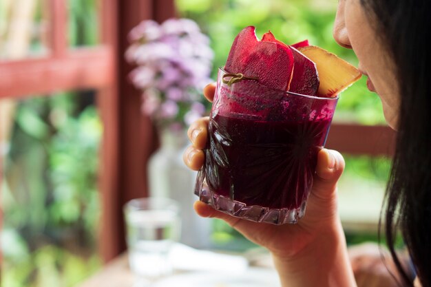 Bebida femenina jugo de remolacha saludable bebida a base de hierbas nutrición en un vaso