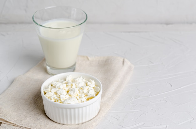 Bebida fermentada casera en un vaso de kéfir o búlgaros y requesón