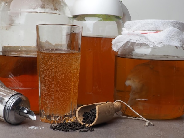 Foto bebida fermentada chá saudável probiótico natural em uma jarra de vidro