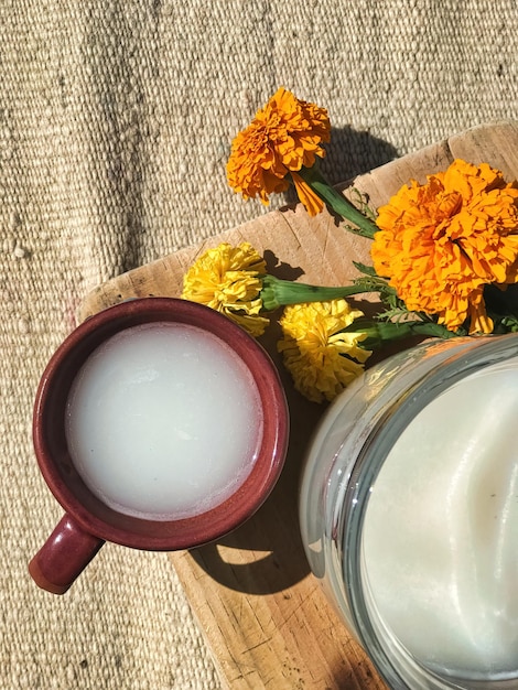 Bebida fermentada tradicional mexicana chamada Pulque em xícaras de barro com cacto agave