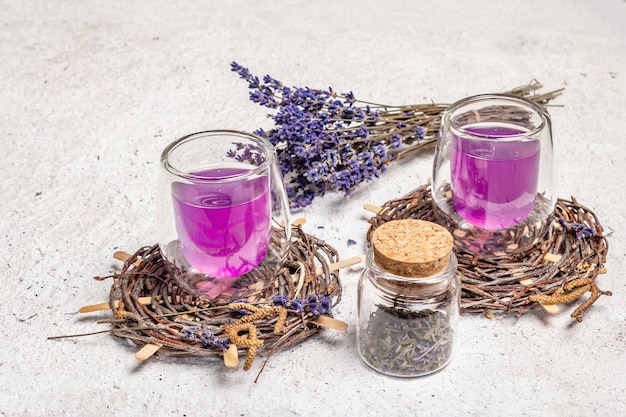 Bebida de flor de lavanda sin alcohol limonada tónica de verano