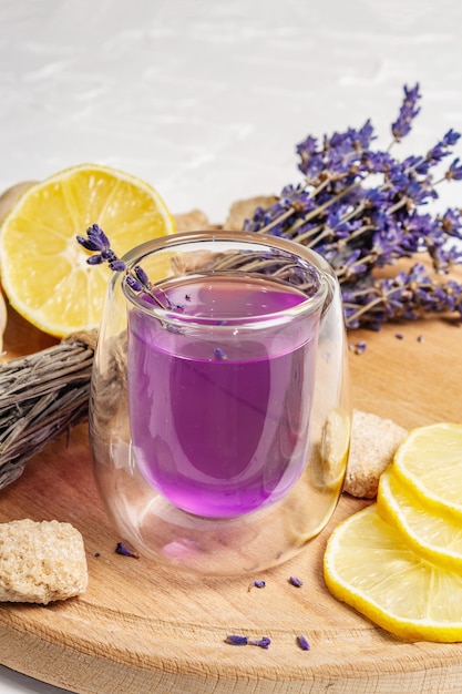 Bebida de flor de lavanda sin alcohol limonada tónica de verano