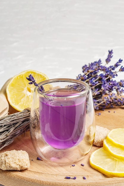 Bebida de flor de lavanda sin alcohol limonada tónica de verano