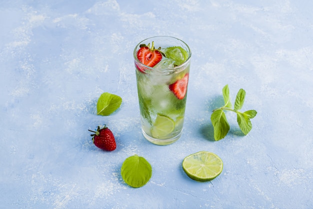 bebida con fresa, lima y menta, limonadas de verano, cócteles de mojito