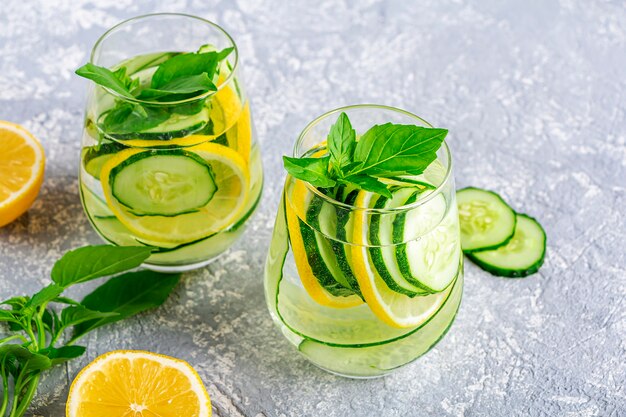 Bebida fresca de agua de desintoxicación con pepino y limón.